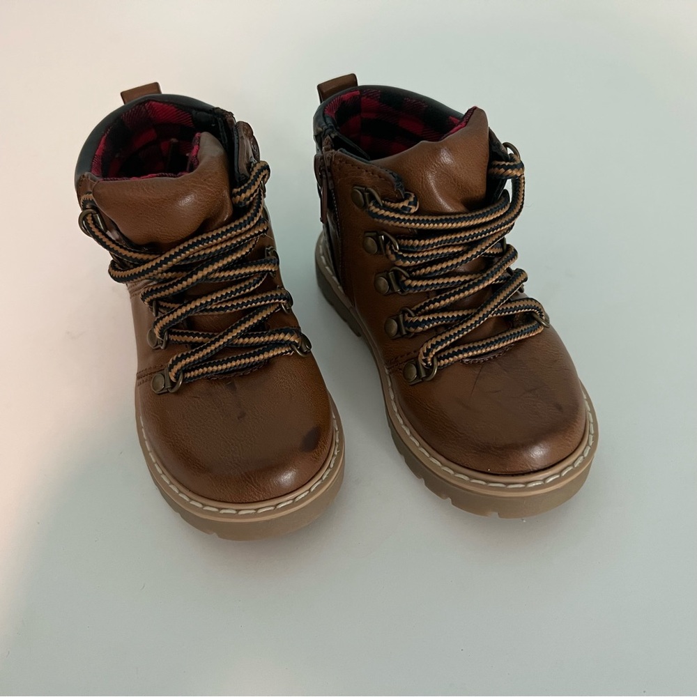 New without tag Rugged Brown Leather Ankle Boots with Sturdy Sole
